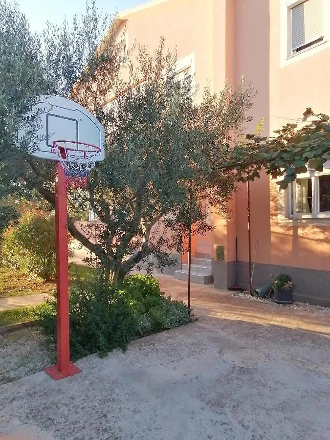 Apartments With A Parking Space Pula - 7420 0*,  Croácia