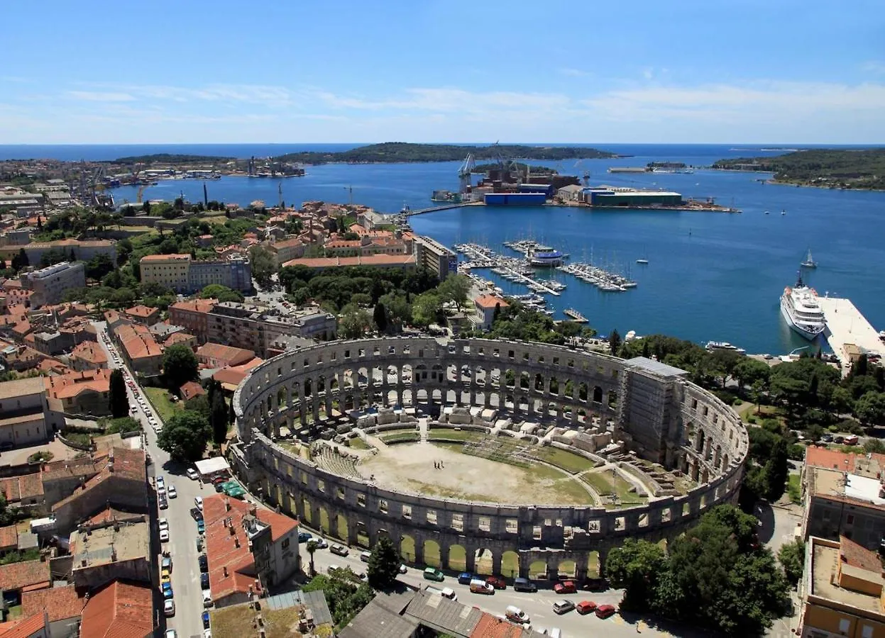Apartments With A Parking Space Pula - 7420 Croácia